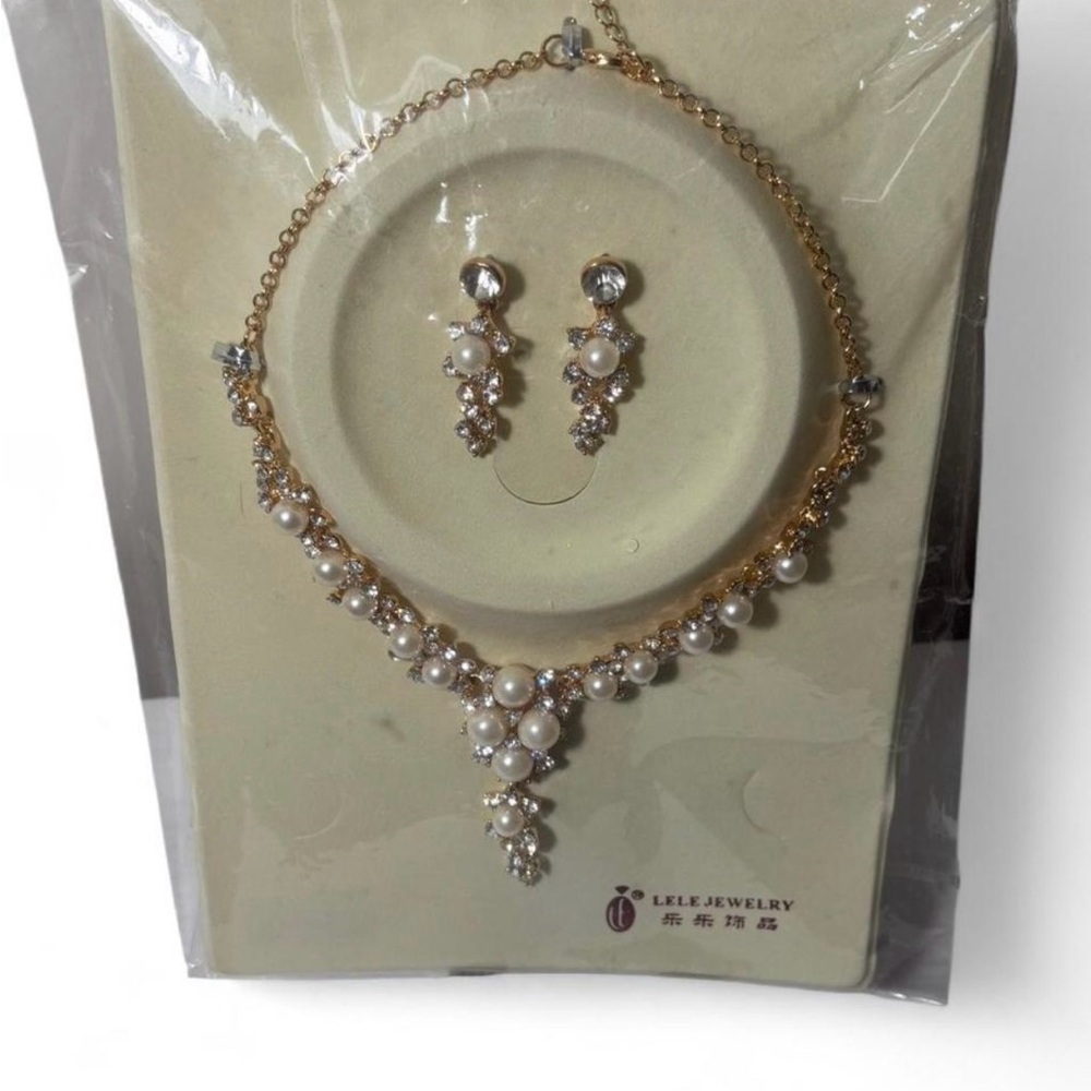 Elegant Pearl and Gold Jewelry Set